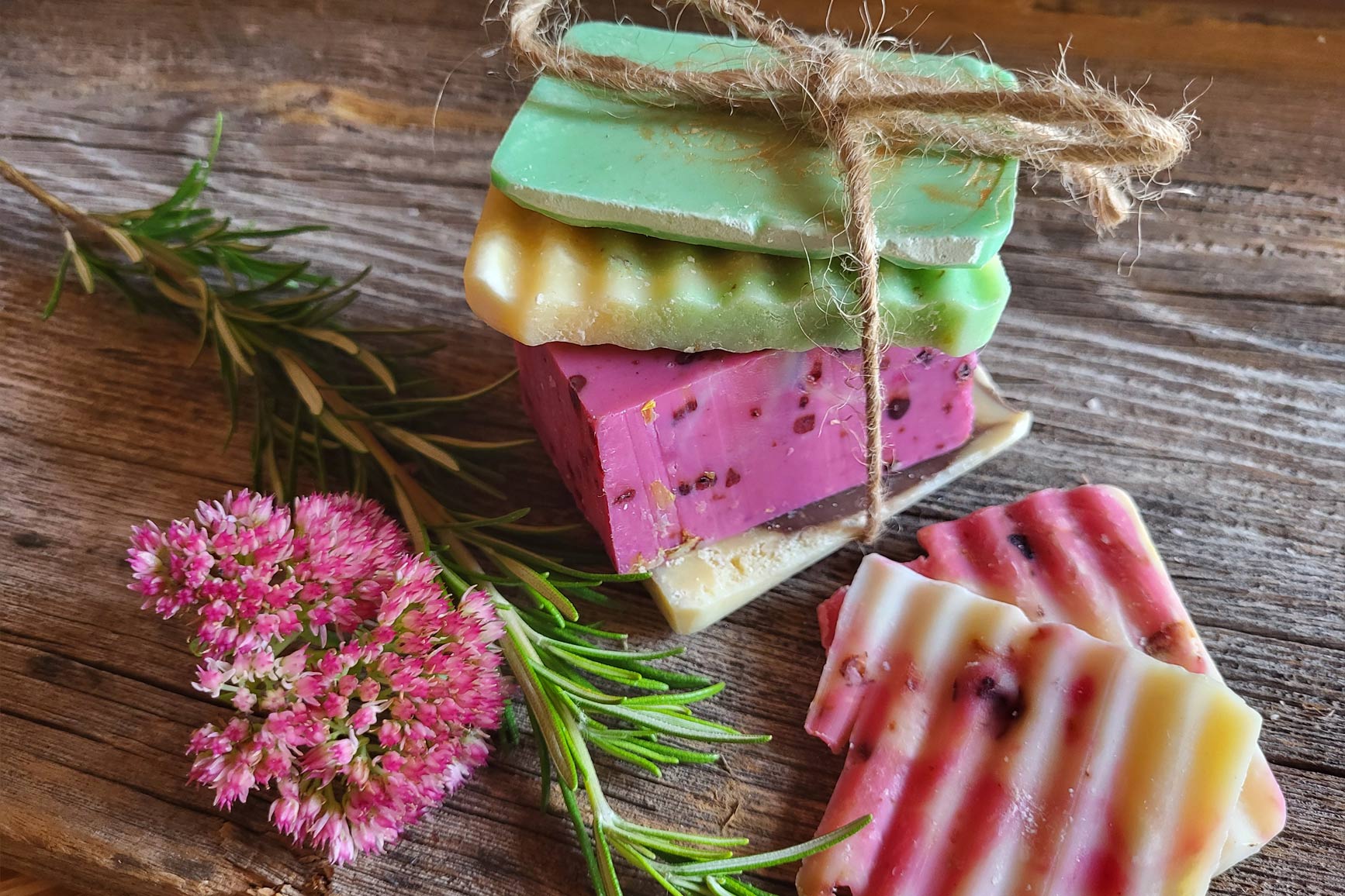 Seifenabschnitte 3 bis 4 Stück. Kunterbunte Auswahl mit Gold gestempelt.