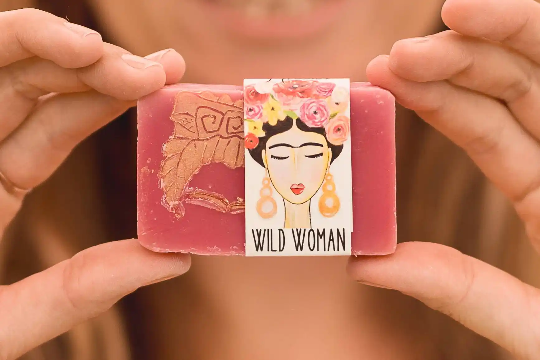 Hey Wild Woman! Feier dein Leben mit der neuen Flieder Naturseife. Der blumige Duft regt deine Sinne an, erfrischt und verleiht dir ein echtes Wohlgefühl. Feier dein Leben voller Blütenpracht. Tanz den Tanz des Lebens. Ich lade Dich ein. Diese Gesichts- und Ganzkörperseife pflegt und reinigt zugleich. Schäumt traumhaft gut.